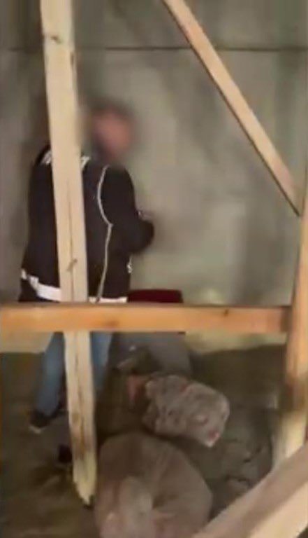 kvkehanetleri's tweet photo. 🚨 Kayseri'de terör örgütü FETÖ'den aranan firari emniyet müdürü, hücre evine yaptığı gizli geçitten kaçarken yakalandı. https://t.co/CNj90RRum4
