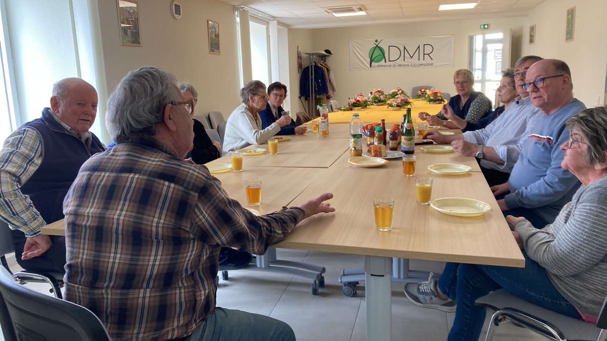 Atelier floral à l'#ADMR Marne-Rognon à #Doulaincourt avec le soutien du <a href="/LaHauteMarne/">Département de la Haute-Marne</a> et la Conférence Des Financeurs. Merci à Caroline de la La ferme horticole Vraincourt.
Ces ateliers conviviaux permettent de lutter contre l'isolement des personnes âgées
#luttecontrelisolement
