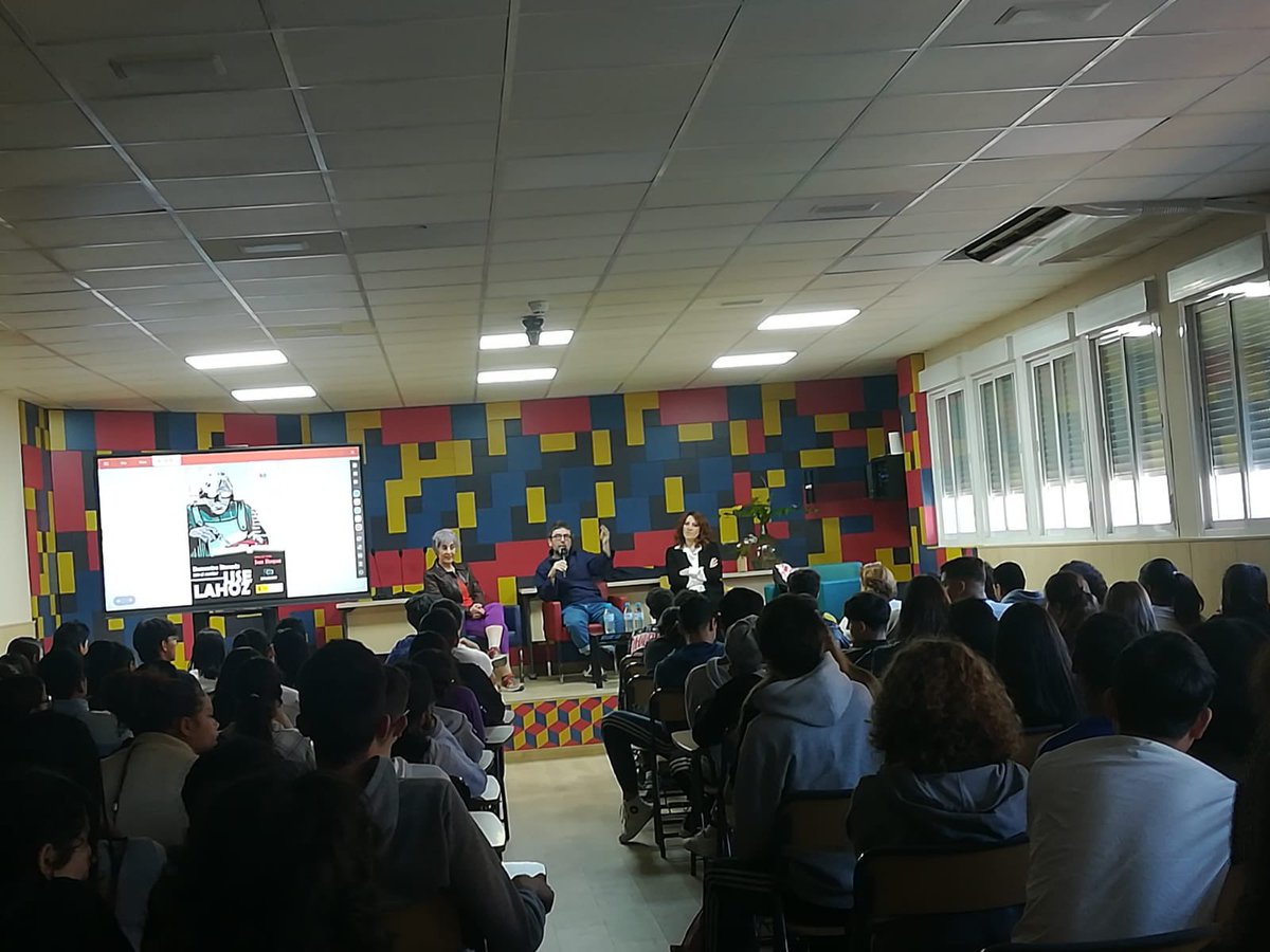 IESRENACIMIENT0's tweet photo. Como era de esperar Use Lahoz nos regaló un encuentro literario que entusiasmó a los presentes, gracias por este regalo @ceiplopedevega @AfaRenacimiento @educaciongob https://t.co/DAaVFkUGQZ