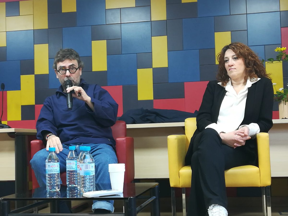 IESRENACIMIENT0's tweet photo. Como era de esperar Use Lahoz nos regaló un encuentro literario que entusiasmó a los presentes, gracias por este regalo @ceiplopedevega @AfaRenacimiento @educaciongob https://t.co/DAaVFkUGQZ