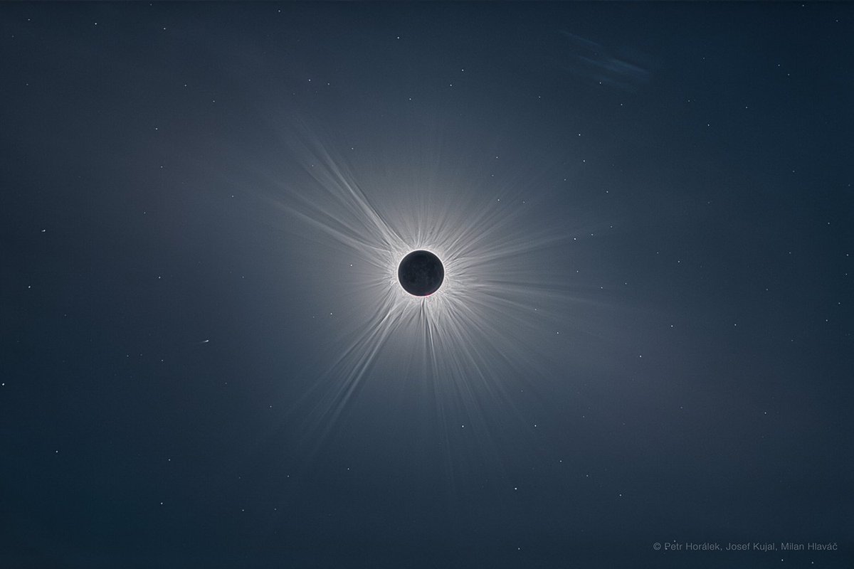 🧐☄️Can you spot the comet in this photo of #SolarEclipse2024?
Found in @MissionSoho data just hours earlier, the doomed comet was visible during the eclipse before it met its demise.
Click to reveal the comet's location 👉esa.int/ESA_Multimedia…
Image credit: Petr Horálek, Josef