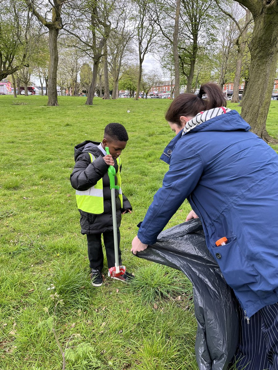 As part of our commitment to our live simply pledge we went and picked litter in the park yesterday. We are following in our class saint, St Francis of Assisi, footsteps by looking after God’s creation @CAFODBirmingham @BhamDES #livesimplyhfb10 @SiobhanFarnell