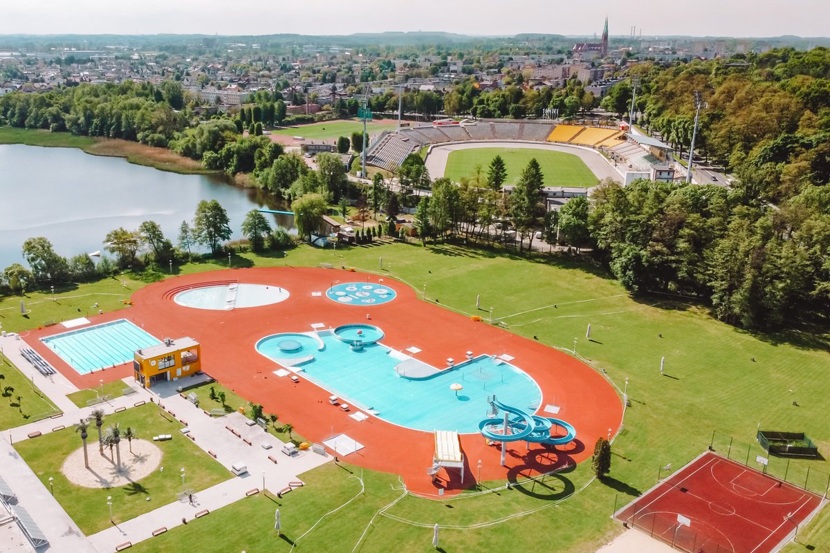 FusbalSztand's tweet photo. 🐟 RYBNIK - MOJE MIASTO 🐟

Dzisiaj nie-koszulkowo i nie-piłkarsko, ale pomyślałem, że przed weekendem warto pokazać Wam miasto, w którym mieszkam (i w którym mieliśmy sklep stacjonarny), a które często jest bardzo niedoceniane.

My z dziewczynami bardzo lubimy tu mieszkać, bo mamy na miejscu wszystko czego potrzebujemy. Ale turystycznie Rybnik też zdecydowanie dojeżdża! 😊

Poniżej nasze TOP 10, gdybyście tak do Rybnika na wycieczkę się wybrali.

A jeśli jesteś rybniczanką lub rybniczaninem i właśnie to czytasz, to koniecznie daj znać czy znałaś/eś wszystkie miejsca z tej nitki! 👇🧶

#Rybnik #JeżechzRybnika #RybnikJoCiPrzaja @rybnikeu @GazetaRybnicka 

PS. Nie będę już pisał, że "Śląsk jest zielony, od dawna to już nie same kopalnie", bo to w 2024 roku raczej dla wszystkich jest jasne, prawda?