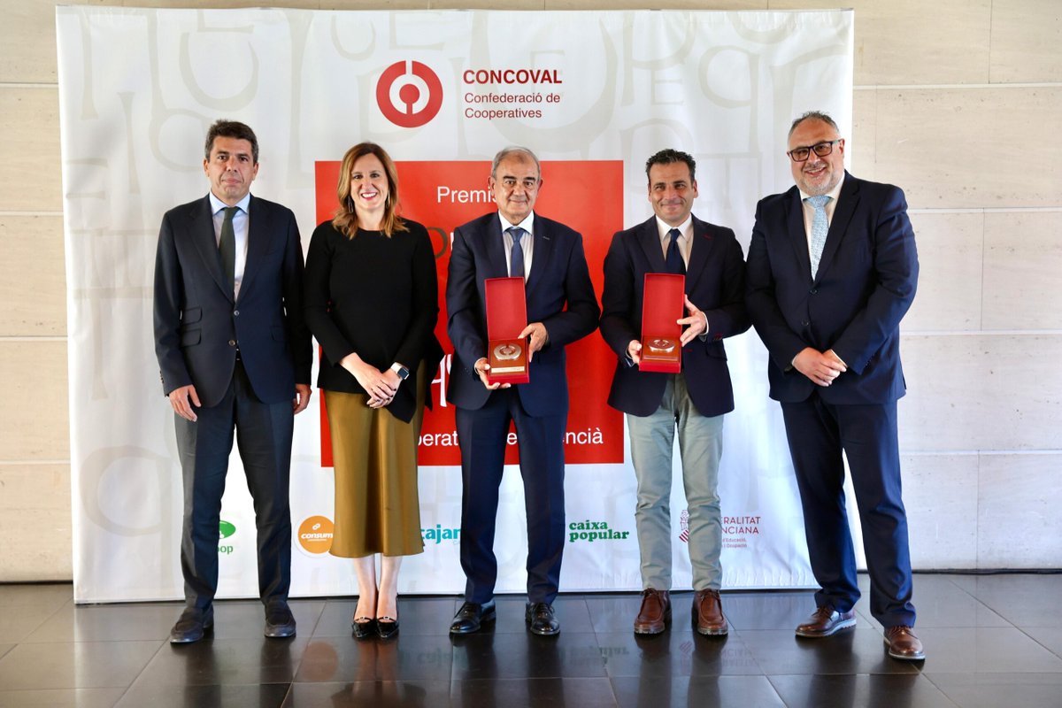 Hemos celebrado nuestra XV Edición de los #PremisPepeMiquel en el año de #VLC24CapitalEconomíaSocial. Una jornada en la que destacamos el papel de @japedreno (@CEPES2) con el premio a la Trayectoria Cooperativa. #SomCapitalES