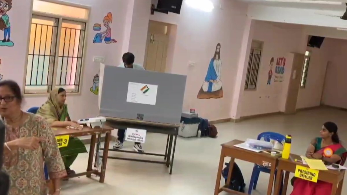 Actor Siddharth casts his vote in Chennai

Edited video is available on PTI Videos (ptivideos.com) #PTINewsAlerts #PTIVideos @PTI_News