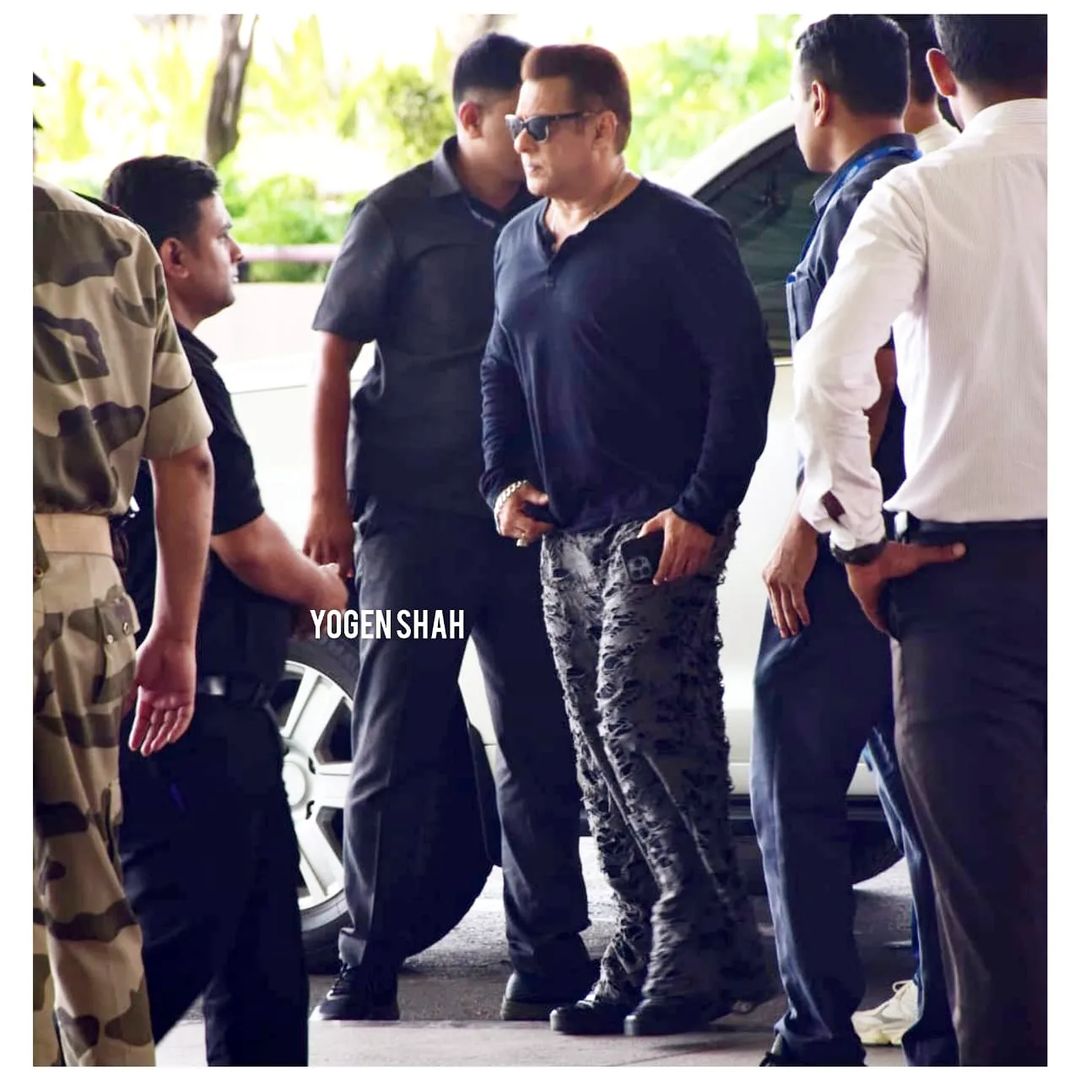 Megastar #SalmanKhan spotted at Mumbai airport flying to Dubai for the grand launch of #BeingStrong. 🔥🔥