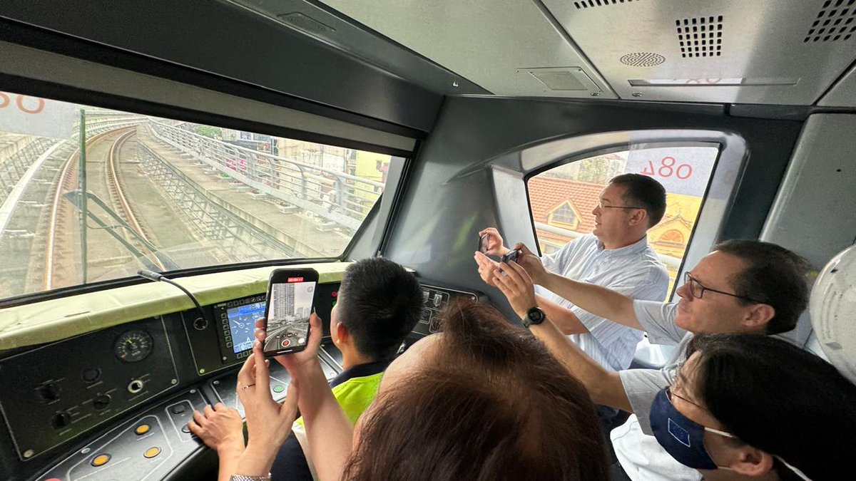 Exciting site-visit on Wednesday to Hanoi Metro Line 3, with a trial run of the line’s elevated section, slated for opening to the public this summer. 🚇

Very pleased this sustainable urban transport system is benefitting from >650 mill € investment through #TeamEurope. 🇪🇺🌟