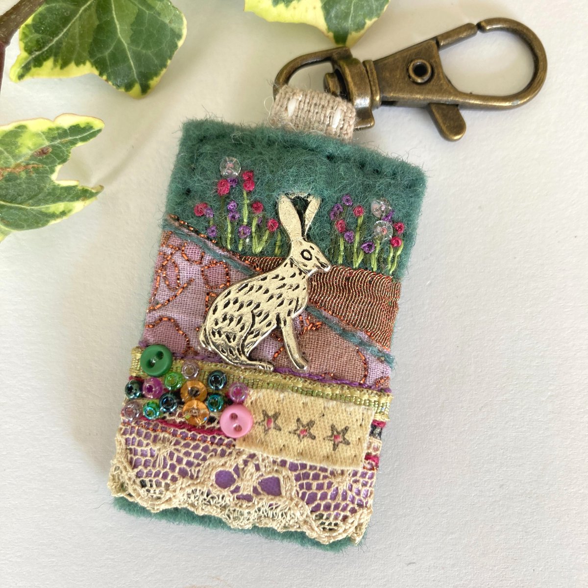 This hand sewn clip accessory has been inspired by the many hares I regularly see darting through the Lincolnshire Fens. Decorated with pretty trims and tiny embellishments, it's ideal for attaching to bags and keys. elliestreasures.square.site/product/hare-c… #EarlyBiz #shopindie #mhhsbd #nature