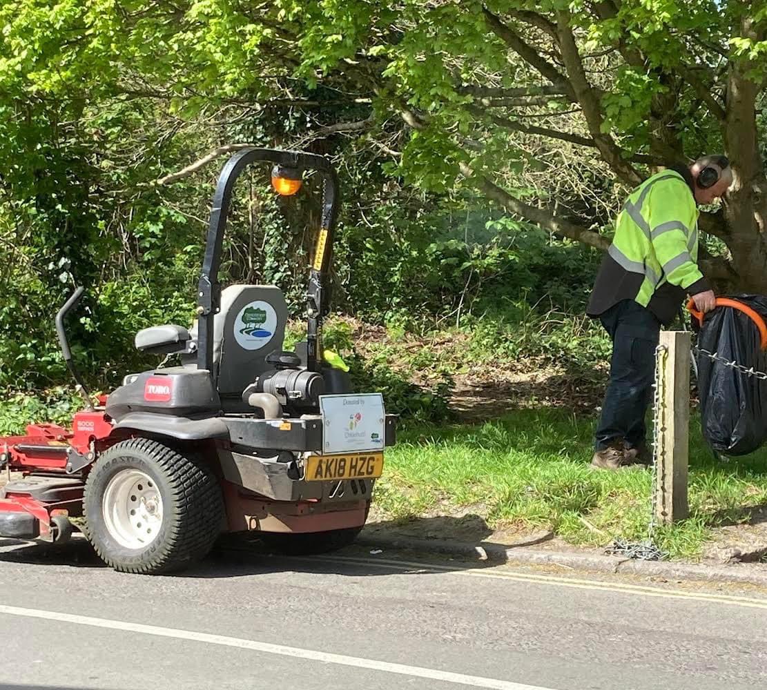 Great to see Toby, one of the Commons Keepers, out mowing the grass in yesterday’s sunshine. He’s doubling up with a litter picker too. Delighted to have grant funded the mower in a previous year! #chislehurst #chislehurstsociety @ChisCommons