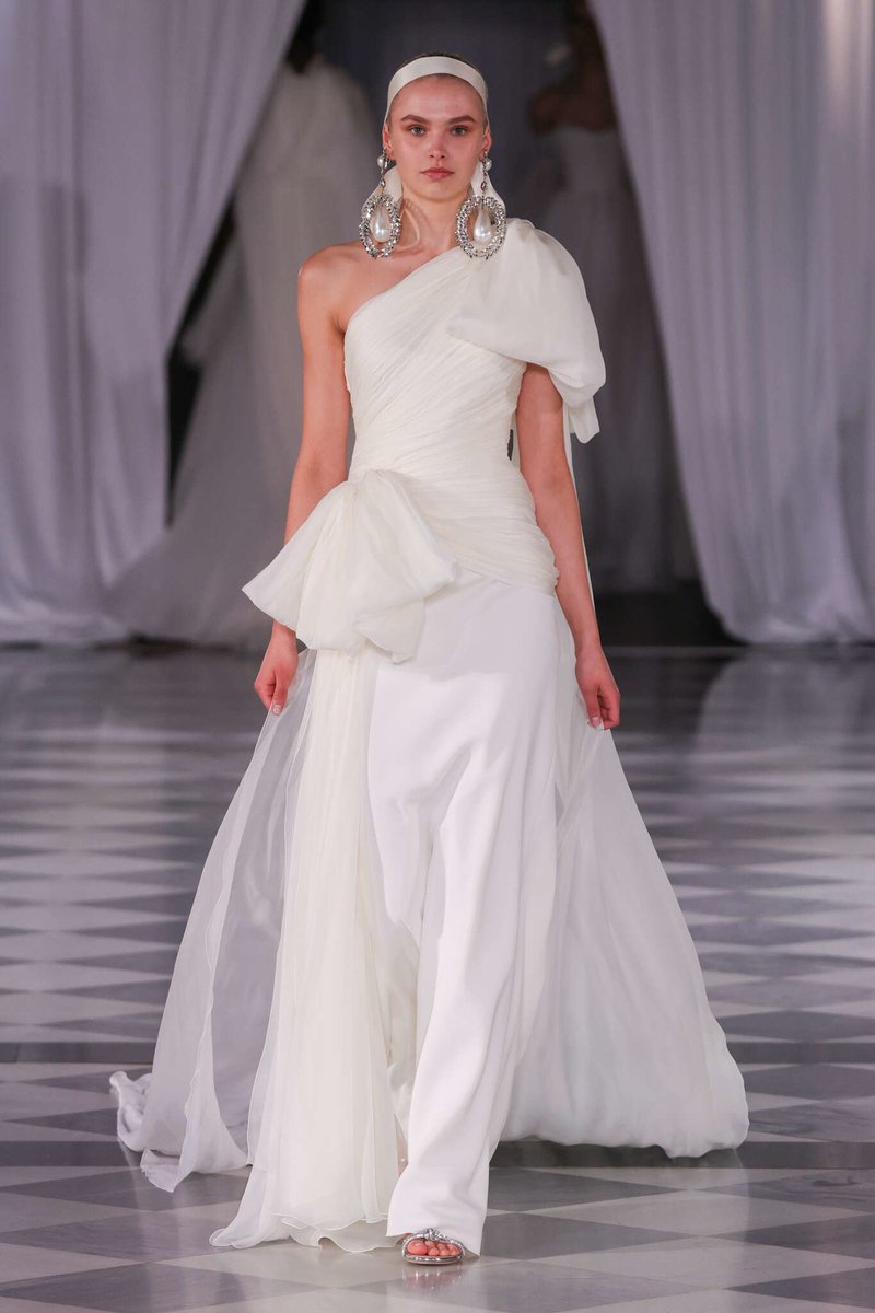 kendam_com's tweet photo. Giambattista Valli Bridal fashion show introducing 'The Love Collection' at Barcelona Bridal Fashion Week (April 18, 2024) https://t.co/5lxN7mEjy6
#GiambattistaValli #Bridal #TheLoveCollection #Runway #Barcelona #FashionWeek #Kendam https://t.co/LSVFeNm0TT
