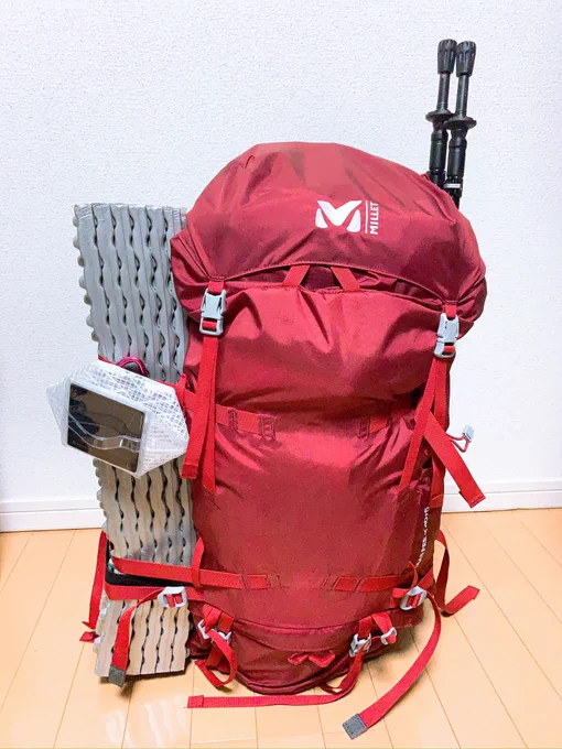今まで全然荷物入れられてなかったんだなあ…ちょうど一年前にこのザックを初めて使った時のパッキング写真。へなへなじゃん 