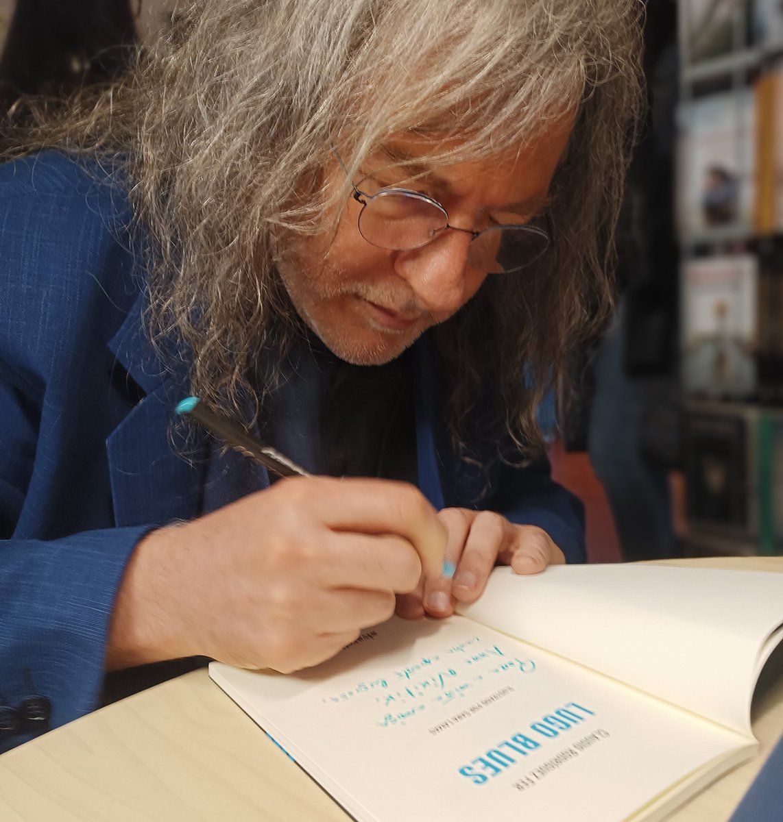 Claudio Rodríguez Fer presentou en @LibreriaTrama o seu novo LUGO BLUES: «Nunca concebín un Lugo localista. Non hai nada máis local que o universal. E viceversa.(...). Eu creo nun Lugo como lugar de conexión. Para romper fronteiras». Con @valentin_garci .