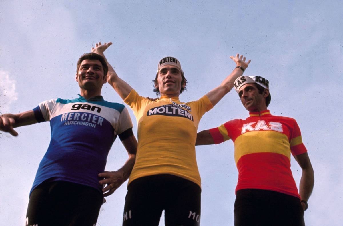 Escribo hoy sobre el Tour de 1974. Sobre Merckx, sobre Gonzalo Aja, sobre aquella caída misteriosa. Escribo sobre terrorismo, sobre un Borbón decapitado, sobre una carrera inolvidable, sobre un grito que, quizá, nunca pronunció Eddy. No se lo pierdan
sport.jotdown.es/2024/04/18/bor…