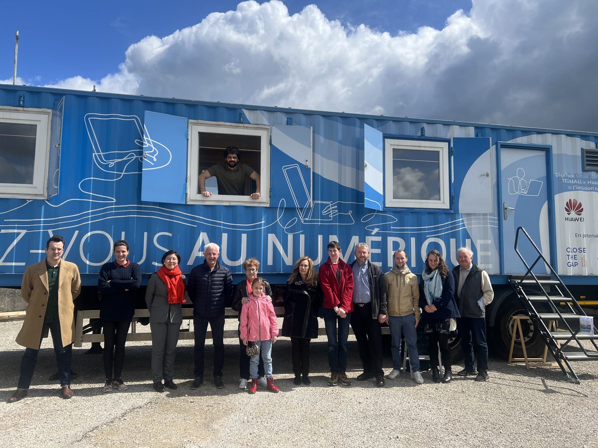 Hier, nous célébrions la présence du DigiTruck à Ambérieu-en-Bugey en présence de Daniel Fabre, maire de la commune. Le camion numérique de Huawei a déjà accueilli plus de 30 personnes depuis son arrivée à Ambérieu lundi dernier. Merci aux Ambarrois pour leur accueil chaleureux.