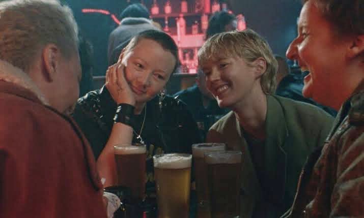 #SilverScreenBlack - Rewinder 📼:
‘Blue Jean’ (2022 🇬🇧)
⭐⭐⭐⭐1/2
A gay teacher in 1980s England tries keeping her sexuality a secret before it costs her everything (again).
The perfect cure to ‘80s nostalgia
&amp; a Class A antidote to 2011’s ‘The Iron Lady’ (take within 30 mins).