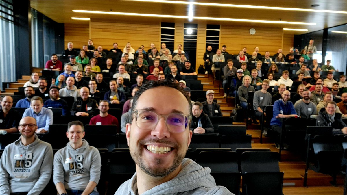 Kicking off Digital Crafts Day in Weiden! Great that you all showed up! I am looking forward to talking about digitalization and software! 🤗