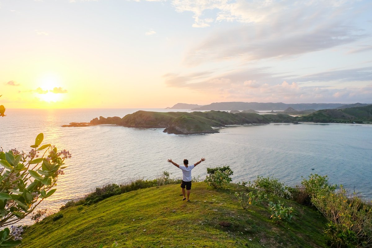 VisualisingWar's tweet photo. 📢And the winner is... 'Embracing Sunset' by Lalu Muhammad Hafid Naufal! 'In this serene moment, nature and humanity meet—a visual metaphor for peace.'
You can read more about our #VisualisingPeace photography winner and other finalists here: https://t.co/GOYHoPNuxg https://t.co/TLXPsUZD2a