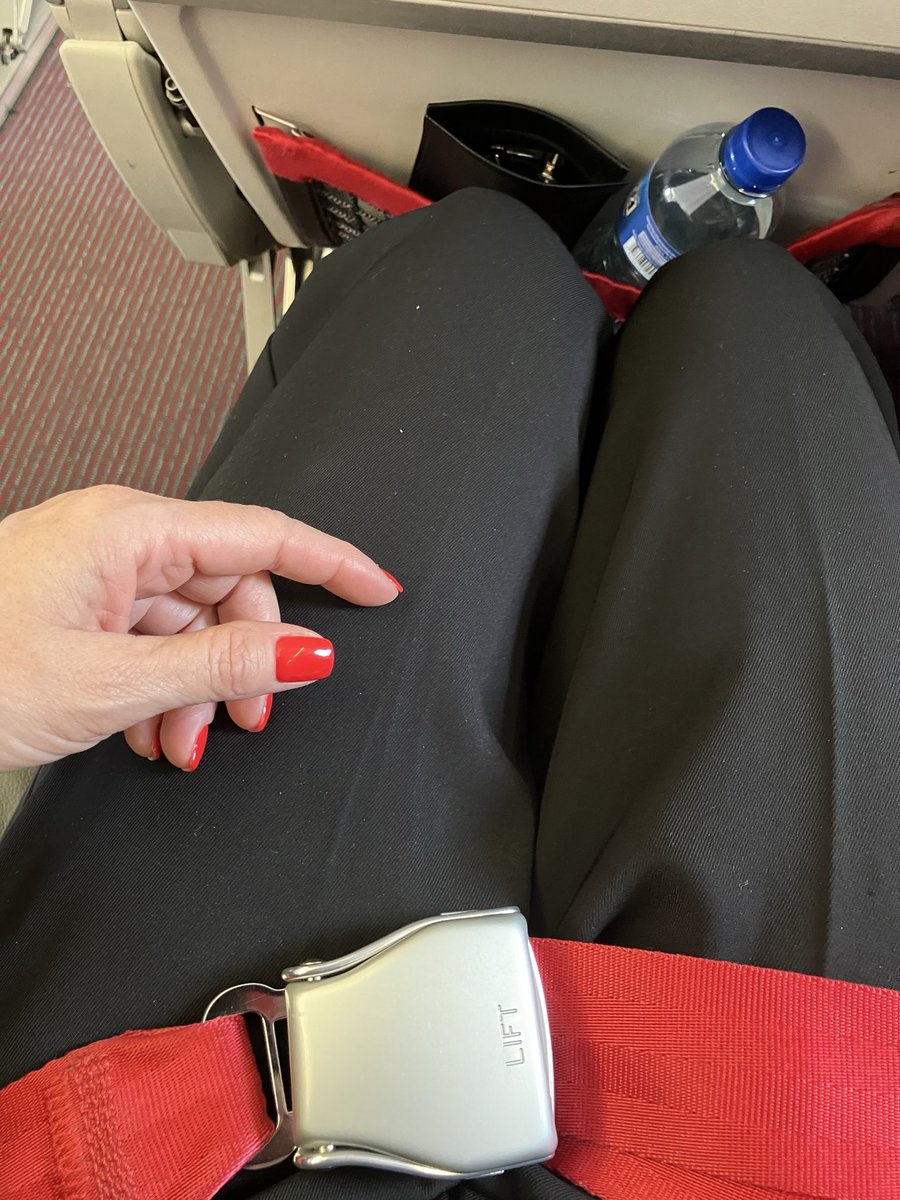 Nails assorted with Austrian Airlines colour ….🇦🇹