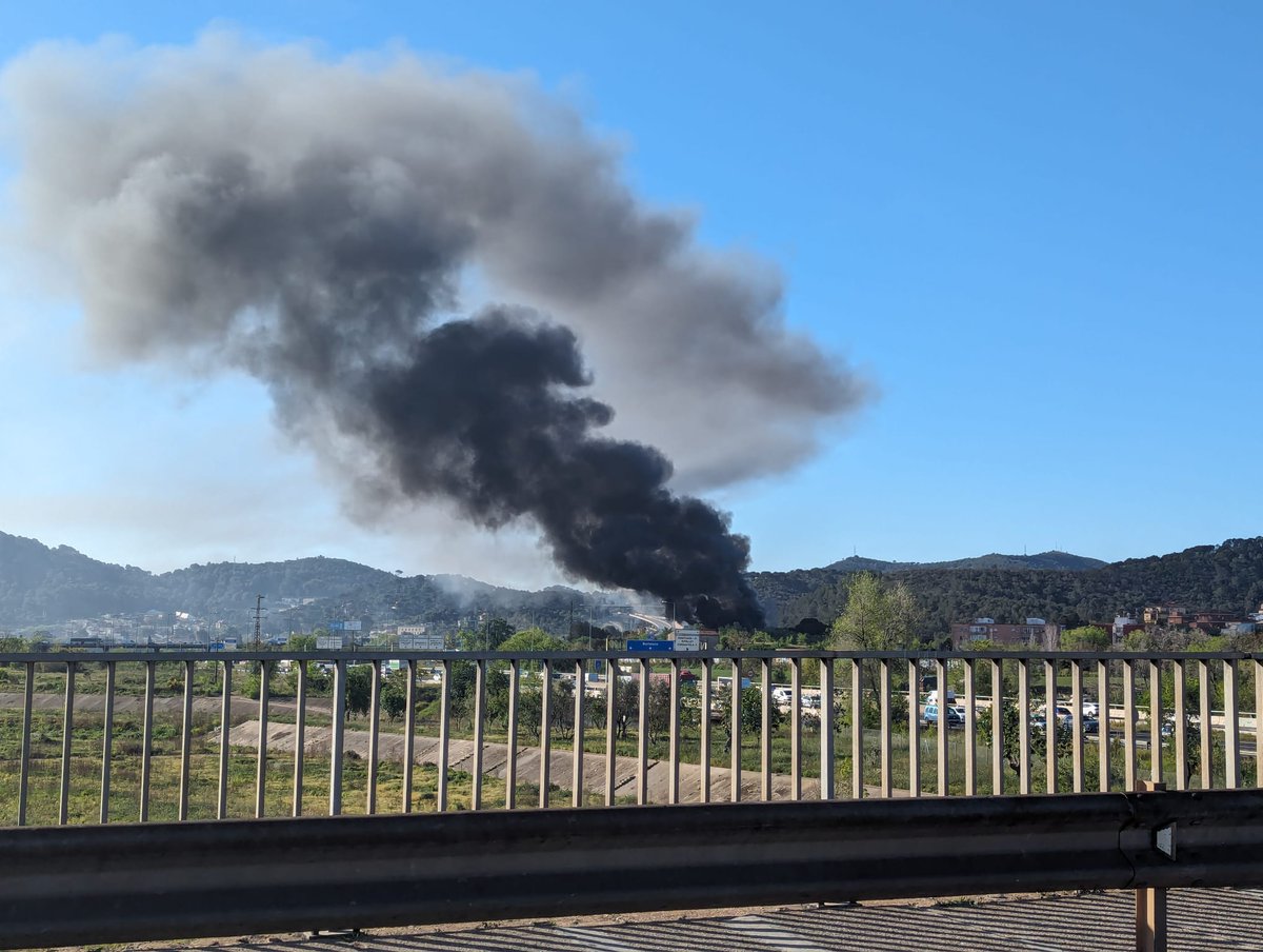 jocaru's tweet photo. @Noietcat @elmonarac1 @Catinformacio @elsmatins @maticatradio És un incendi aquí: https://t.co/JdZEIEQ2aD https://t.co/mlOdLIPHjs