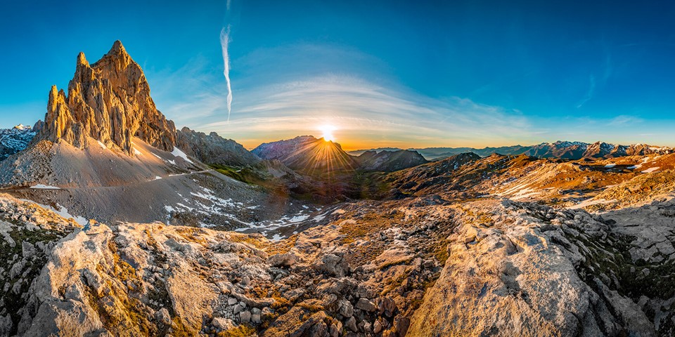 Quelle que soit la période de l'année, les #PicsdEurope 🌄 offrent un paysage spectaculaire pour prendre des photos. 📸 C'est le premier parc national d'#Espagne et il est situé entre trois régions, dont la Cantabrie. 💚😍 #VisitSpain #SpainNature #PicosDeEuropa @cant_infinita