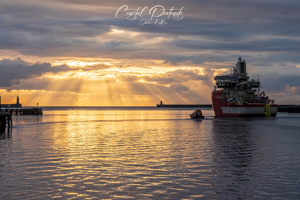 The Grampian Tyne departed after 6am, the suns beams looked fantastic ❤ #StormHour #Sunrise #Photography #Weather