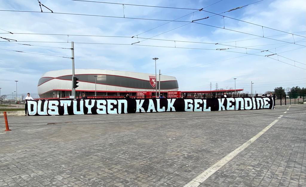 Günaydın Büyük Adana Demirspor ailesi, rakibinin yaptığı pankartı kendilerinin sanan bir grup şirin arkadaşla eğleneceğiz yarın 🚍