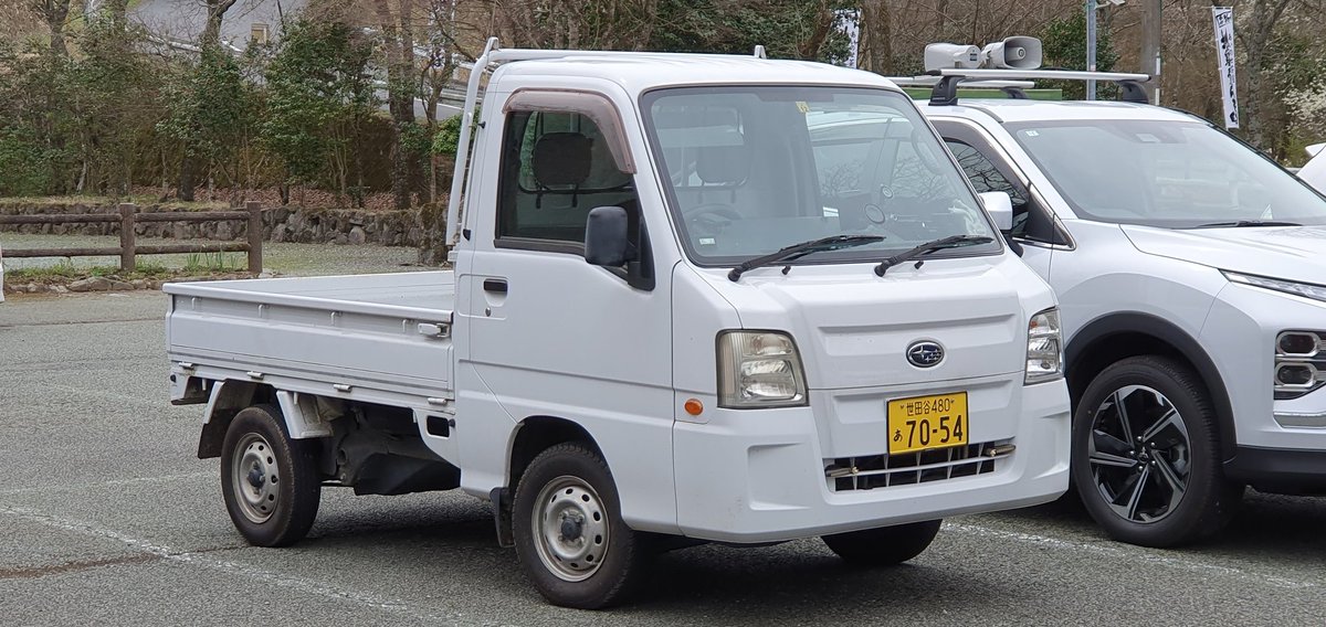 AndrewHofler's tweet photo. I enjoyed the wide variety of Kei trucks in Japan. I've seen a few Daihatsu and Suzuki ones in Australia, but interesting to see Honda, Subaru, Nissan and Mitsubishi too. Clearly a bit of badge engineering going on!
#WeirdCarTwitter #KeiTrucks https://t.co/hn7bakaIRJ