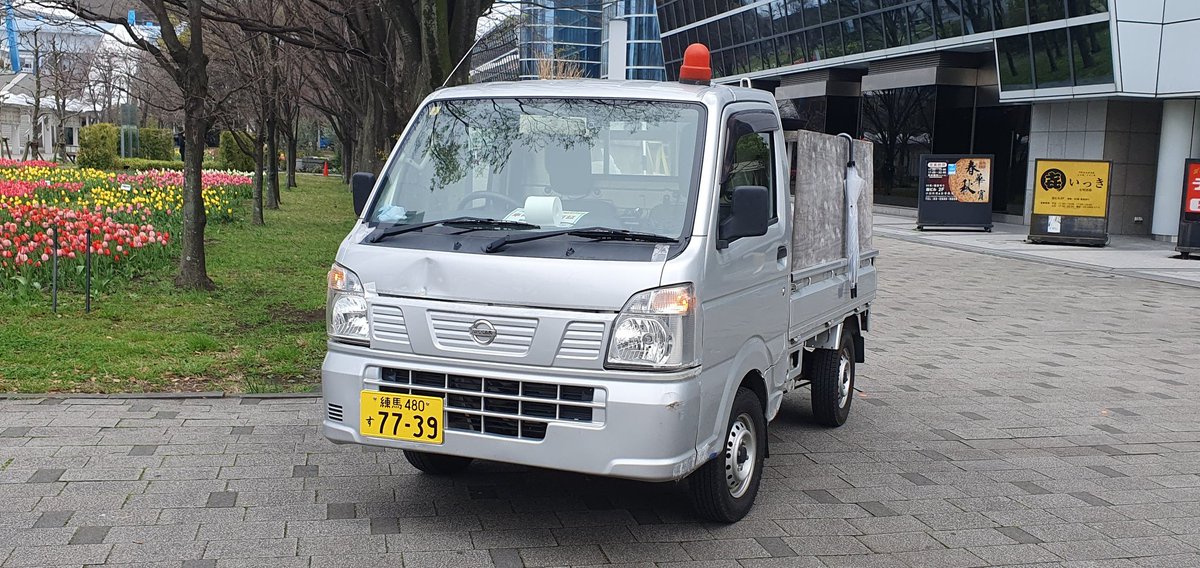 AndrewHofler's tweet photo. I enjoyed the wide variety of Kei trucks in Japan. I've seen a few Daihatsu and Suzuki ones in Australia, but interesting to see Honda, Subaru, Nissan and Mitsubishi too. Clearly a bit of badge engineering going on!
#WeirdCarTwitter #KeiTrucks https://t.co/hn7bakaIRJ