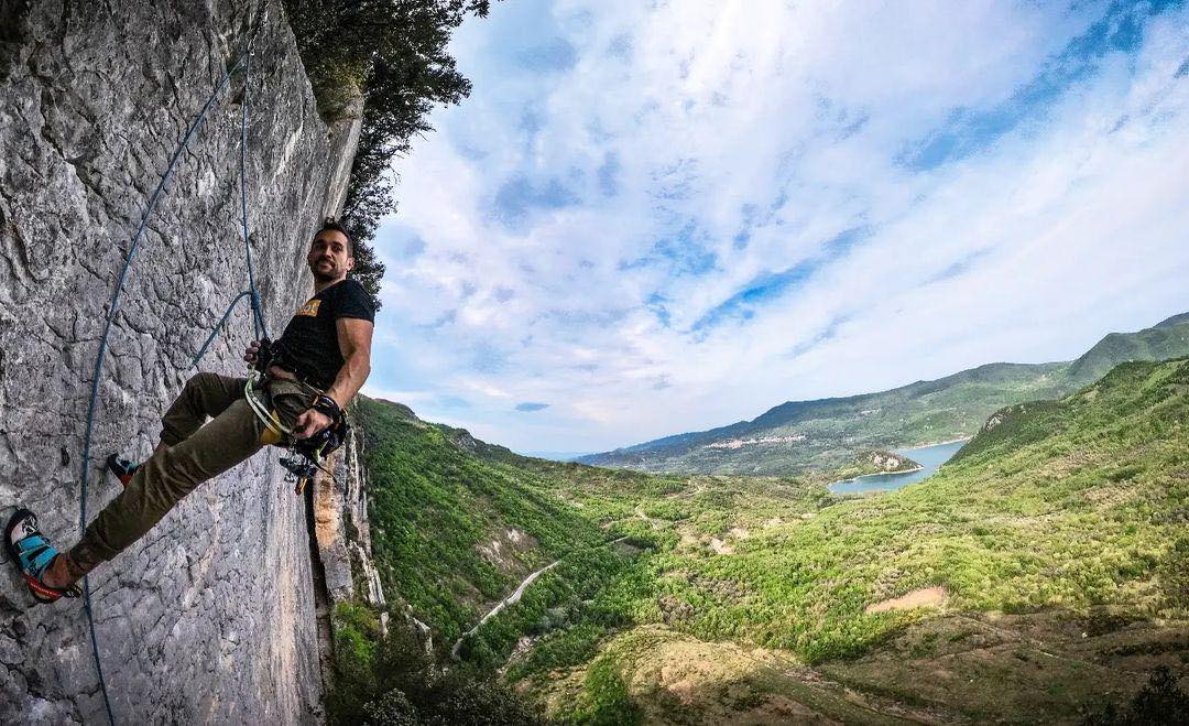 Le splendide #falesie del piccolo borgo di #Pennadomo (CH) con vista mozzafiato sul lago di #Bomba: il Paretone, il Resegone, la Cima fumosa, le Placche dell’Oasi sono veri e propri templi verticali entrati nella letteratura delle rocce! 📷Michele D’Orsogna #abruzzo #arrampicata