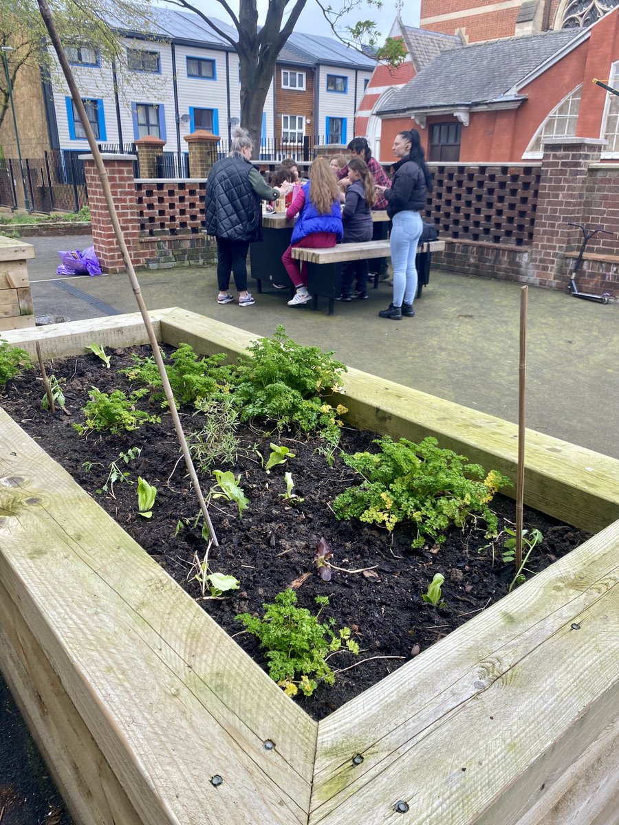 Last week I filmed the wonderful residents of Byron Court who were weeding, planting, litter picking and wildflower seed sowing 🌱 

This is Marie, who got her community involved with the project during lockdown - they've achieved amazing things! 💚
#Community #GreenSpacesForAll