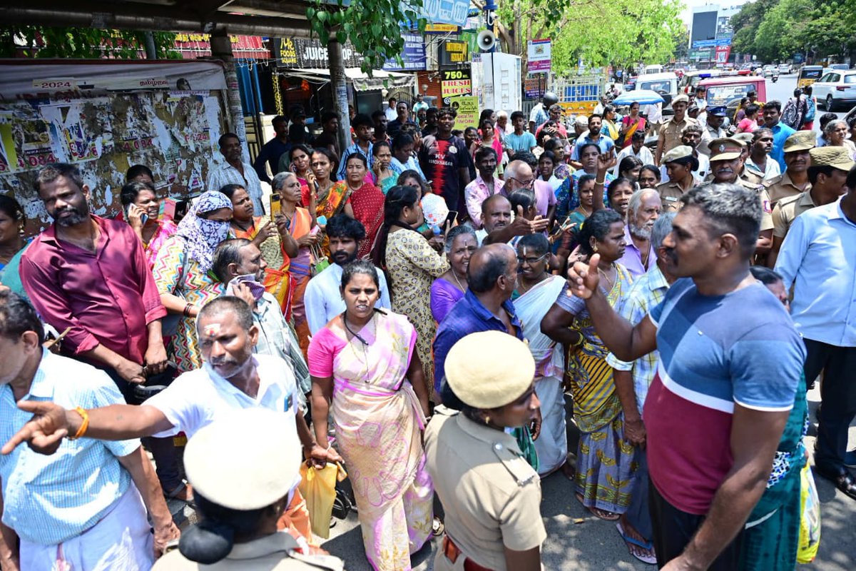 Commuters blocked 100 Feet Road in Ashok Nagar citing poor MTC service to #Kilambakkam . Police personnel and officials rushed to the spot, pacified the crowd and took some of them in their own vehicle up to Meenambakkam. Photos by R Ramesh Shankar