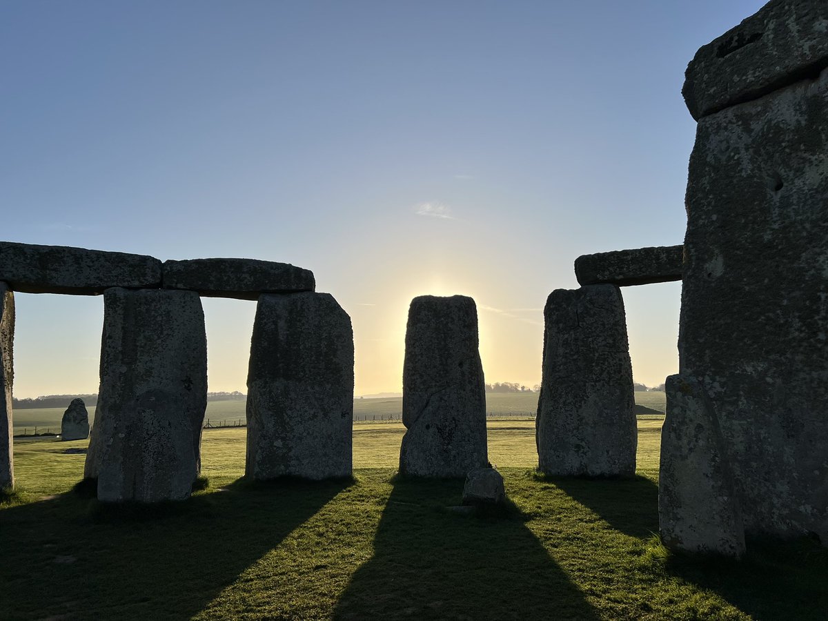 ST0NEHENGE's tweet photo. Sunrise at Stonehenge today (19th April) was at 6.03am, sunset is at 8.11pm 🌤️ https://t.co/TGy2nM0qoL