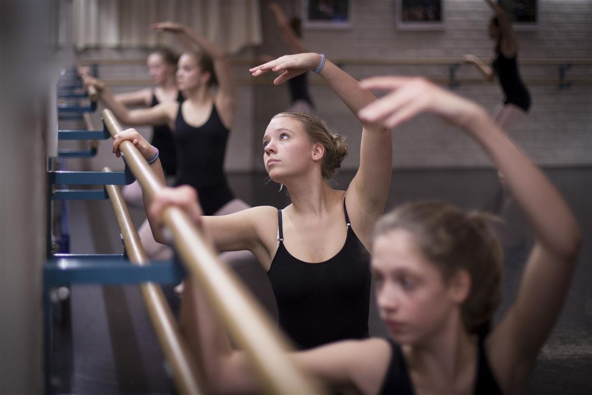 Met Scholierensport kan je nog in april, mei en juni 2024 verschillende sporten uitproberen, waaronder ballet 🩰 voor kinderen van 8 t/m 9 jaar. Doe mee met onze vier proeflessen vanaf 8 mei a.s. Meld je vandaag nog aan via Scholierensport 👉 sportinlelystad.nl #ballet