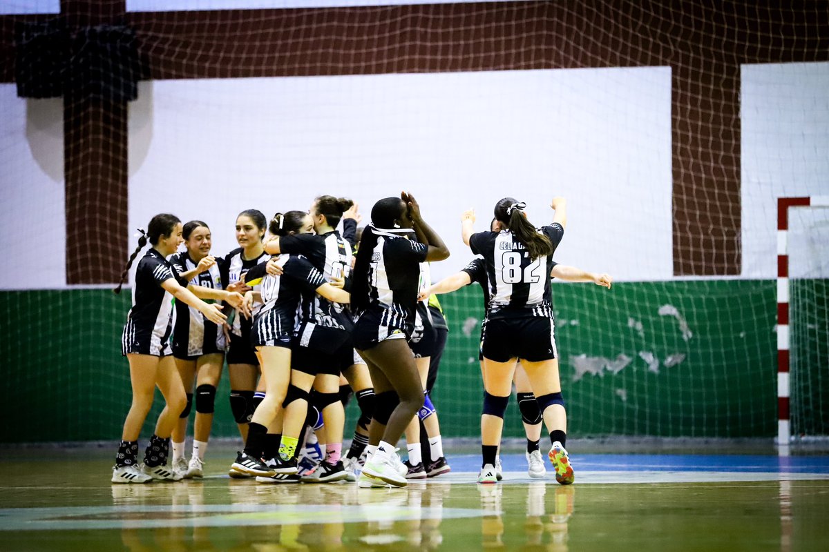 🔥 HOY RUGIMOS 🔥 🆚 Balonmano Barbate ⏱️ 12:00 horas 🏟️ Pabellón Deportes Nerja 🏆 Jornada 3 #CADEBA24 #InfantilFem @FundUnicaja ⚫⚪ #SomosPanteras