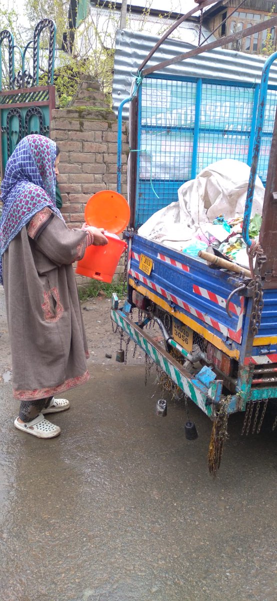 mission_sbm's tweet photo. Rain or shine, the commitment to cleanliness in villages of District Shopian remains unwavering. Door-to-door waste collection continues unabated, a testament to the dedication of our officers and sanitation workers. #CleanShopian #WasteManagement #SwachhBharat https://t.co/8jqvkeQrrD