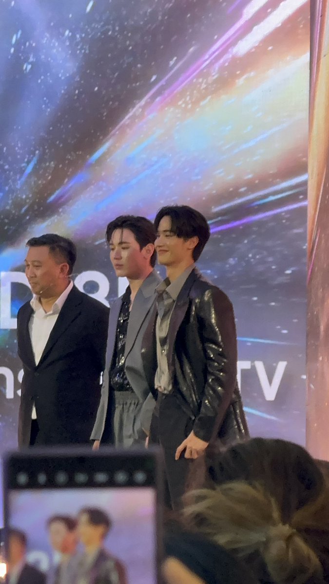 tayT_kitten's tweet photo. after two years without being able to go to your events because I was too busy with my thesis and my work here I’m ! I missed you so much @Tawan_V  #SamsungAITVxTayNew https://t.co/eEEmQ7XCAy