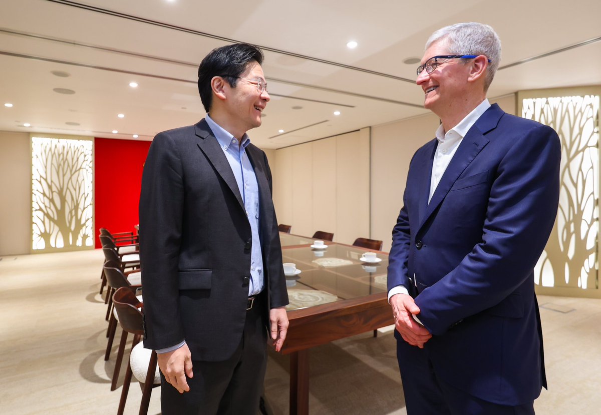 Welcome to SG @tim_cook! Great to meet him and discuss the partnership between Singapore and @Apple.