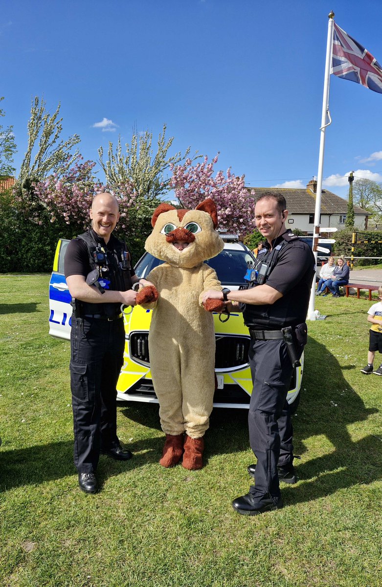 If you're missing the sunshine of last weekend, this might cheer you up. PC Pike & Norris were invited to Bradwell's first 'Fun Dog Show' at Green Lane Field, on Sun 14 April. While they were there, Marmalade the cat tried to sabotage the event and was subsequently arrested!