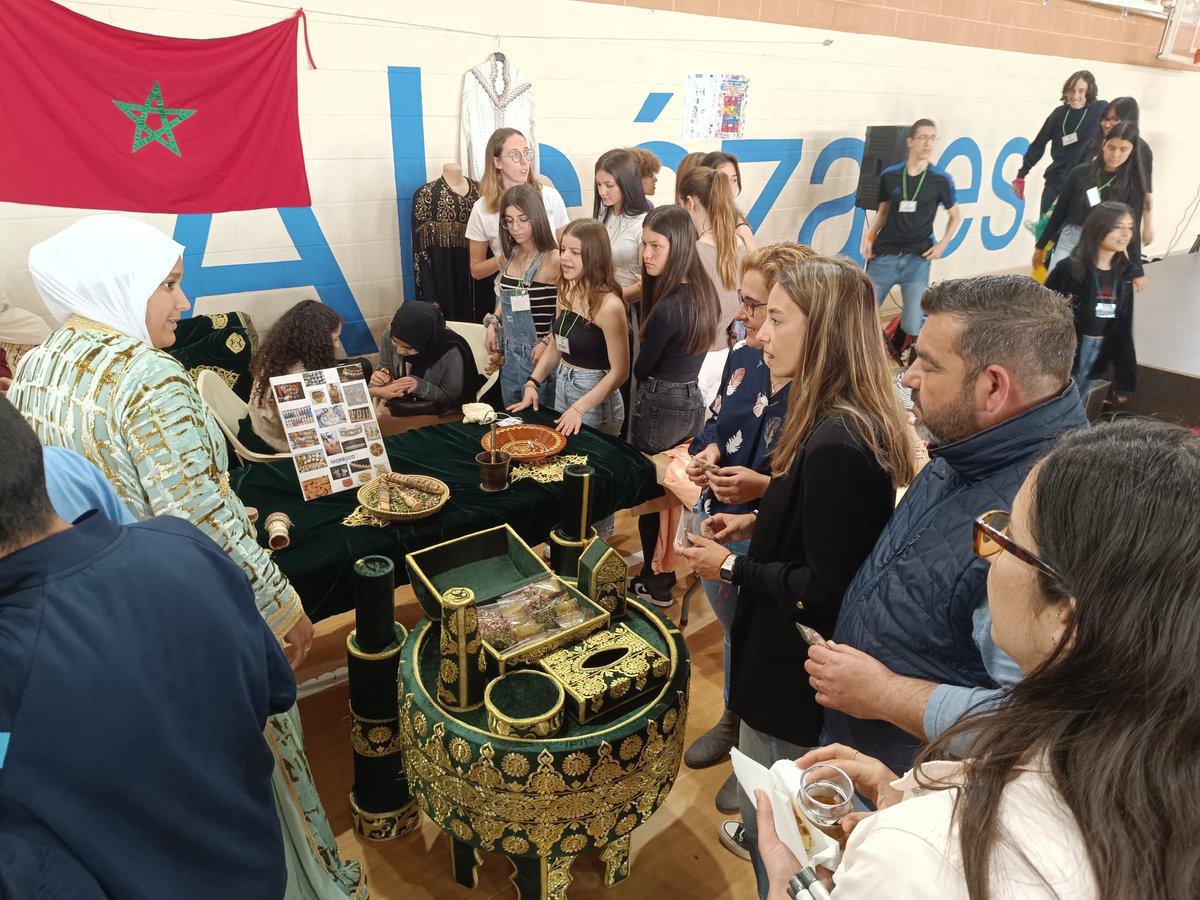 AytoLosAlczares's tweet photo. ✅ Este jueves se ha celebrado la Feria de la Diversidad Cultural y la Inclusión, creada por los alumnos de 3º de la ESO y de 2º de Bachillerato del I.E.S. Antonio Menárguez Costa, junto a los alumnos Erasmus del instituo italiano Arturo Martini de Castelfranco Veneto. https://t.co/kFBfUMCMiR