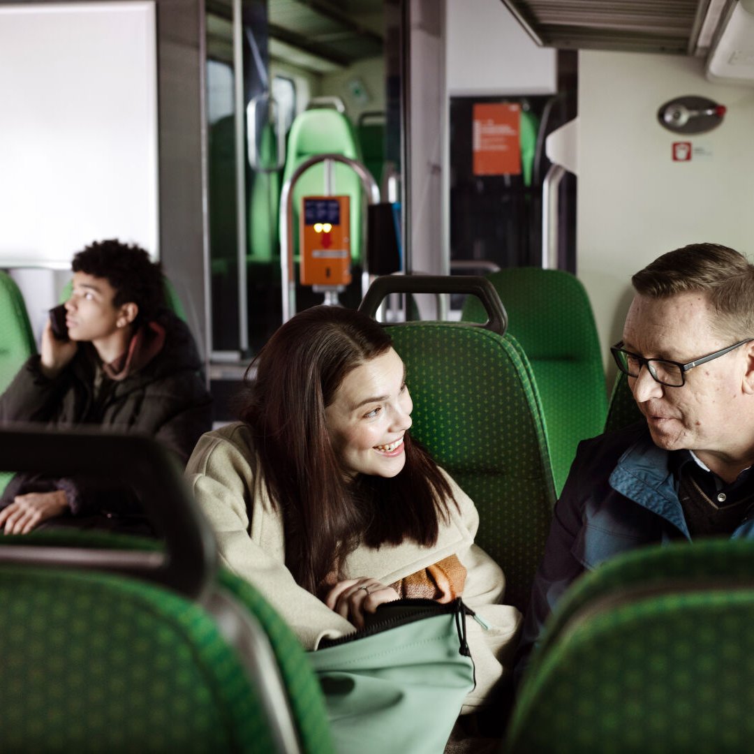 Täydellä höyryllä junan kyytiin työmatkaedun siivittämänä, vapaalla ja töissä! 🚂 Osta henkilökohtaiseen käyttöösi kerta-, sarja- ja kausilippuja #VR Matkalla -sovelluksesta. Psst! Ensi viikolla kerromme sinulle isoja uutisia eli tämän hetken kuumimmasta työsuhde-edusta. #smartum