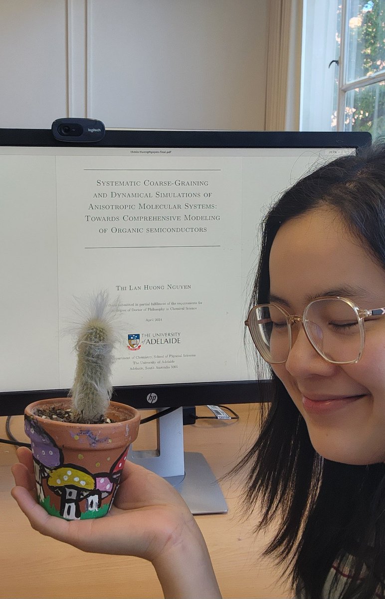 🎈🎈 these put a smile on our faces 😊. Huge congratulations, Nicola McGunnigle and Huong Nguyen @huongnguyen135 for submitting your thesis this week 👏🎉🥳. We wish you all the very best for your (and the little plant's) future 🍀.