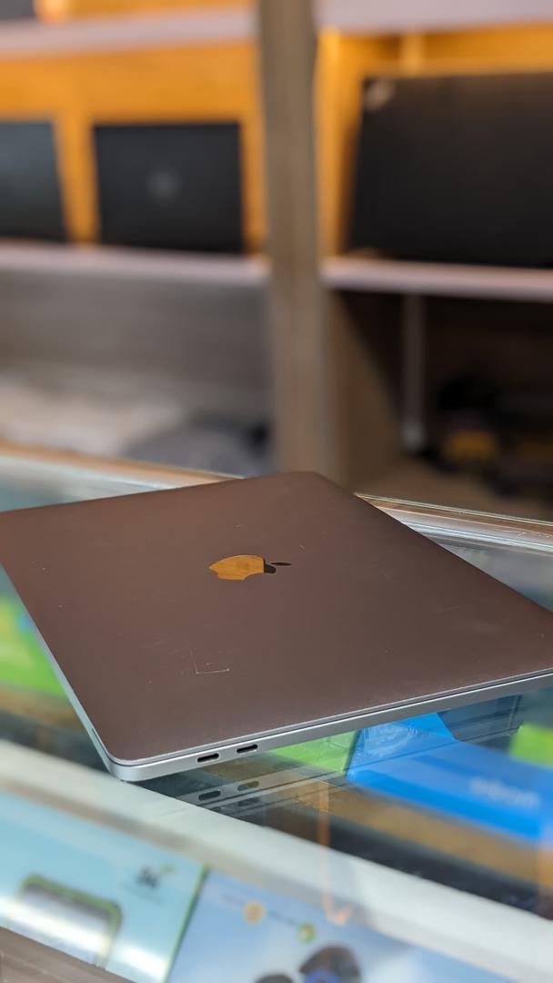 . @mobileshopug deals in every kind of gadgets and all kinds of laptops are available at an affordable price right now.

Macbook air 2019 i5, 8gb ram, 256gb 2,100,000 ugx. 

Buy online via 👉 mobileshop.ug
Call or WhatsApp us at 0709744874
#MOBILESHOPUG