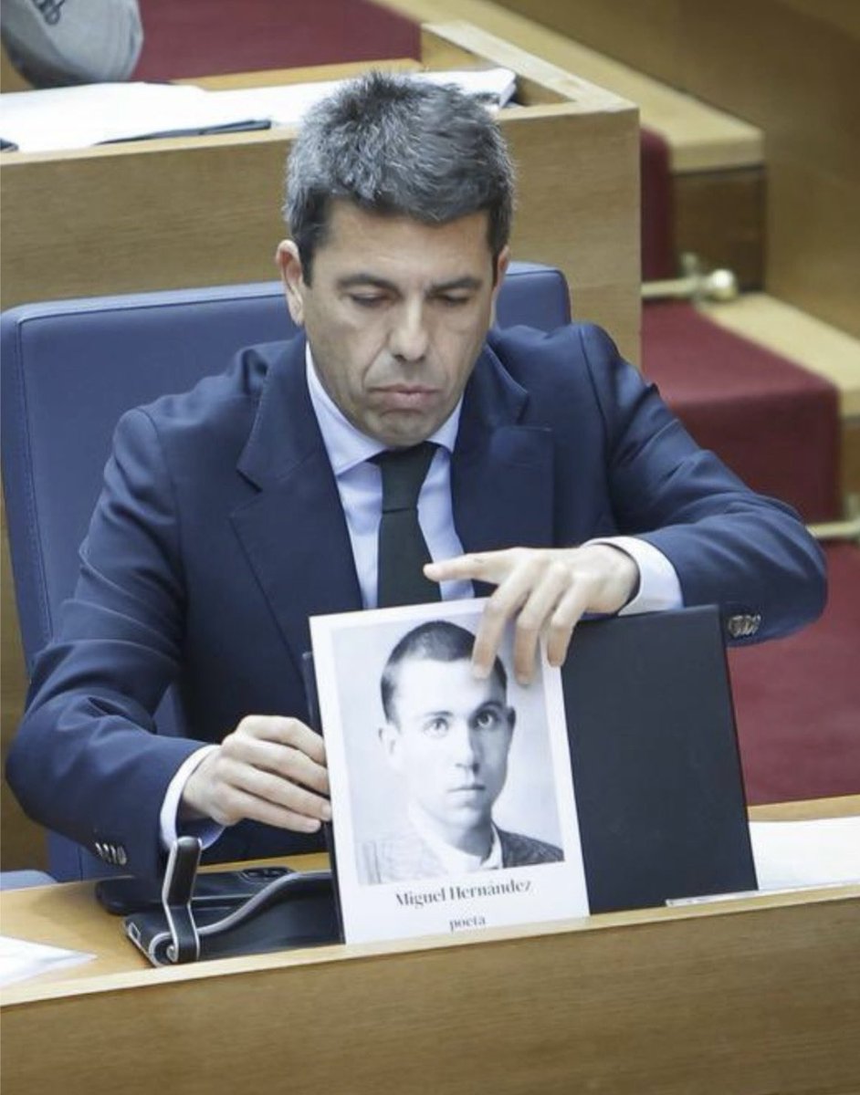 Me siento identificado con esta foto de @carlos_mazon_. La nueva ley de Concordia valenciana reconoce a Miguel Hernández y, a diferencia de la anterior ley de Memoria Democrática, también a su suegro, guardia civil, asesinado por anarquistas en 1936. pcorralcorral.blogspot.com/2022/03/los-ci…