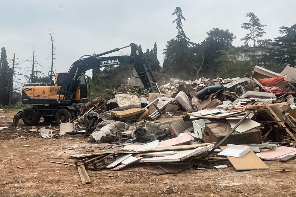 Çevre düzenleme faaliyetlerimiz sürüyor! Fen İşleri Müdürlüğümüz, İBB Makine İkmal ve Yol Bakım 7. Bölge Müdürlüğü ile beraber ilçemiz genelindeki kaba atıkları topladı. Koltuk, kanepe, yatak gibi kullanılmayan mobilya ve atıklar geri dönüşüm için ada dışına çıkarıldı. 🚚