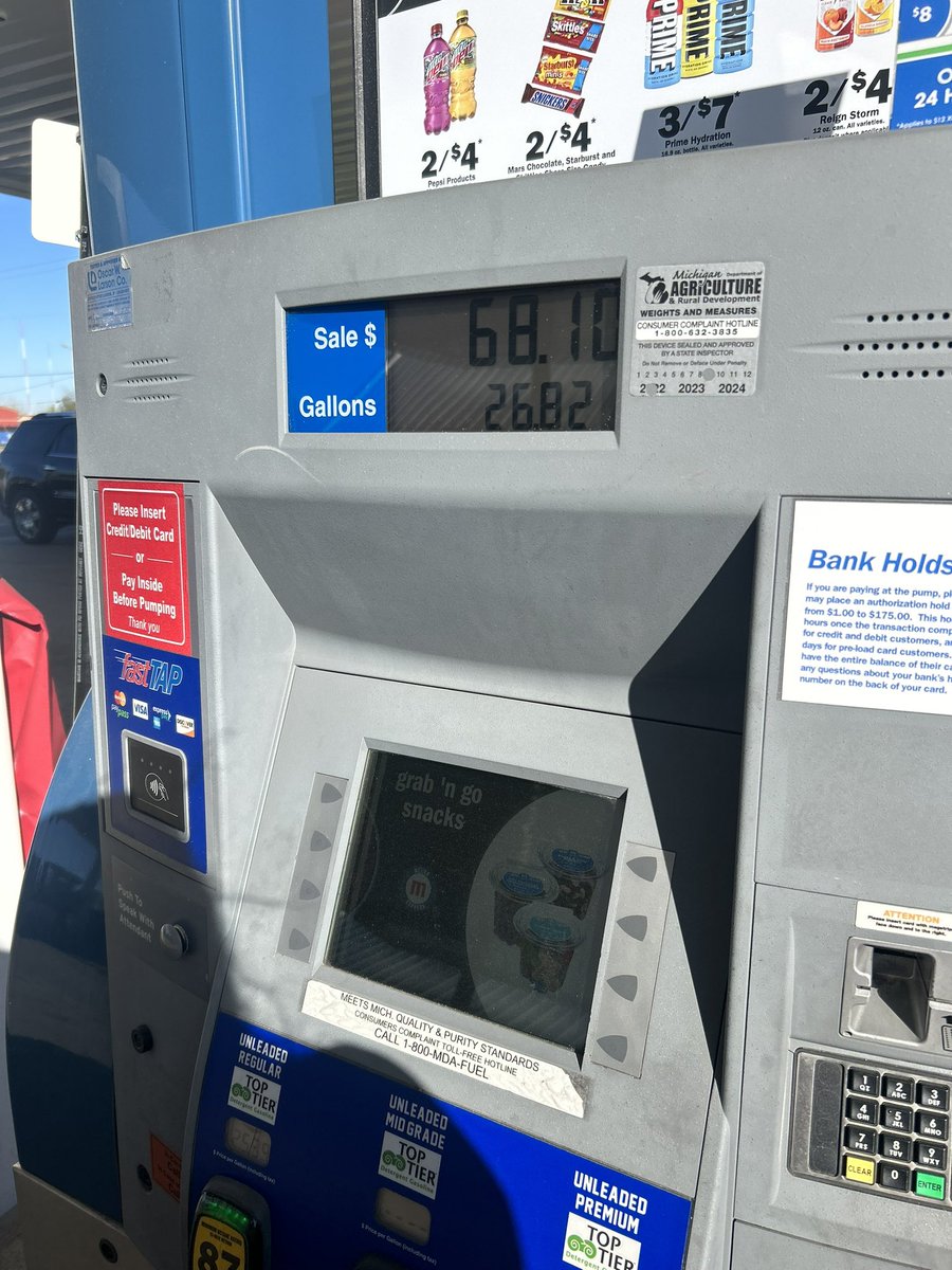 lyzz__'s tweet photo. $1 off a gallon and this hoe is still working me 😂😅it wasn't even done like wtf lol https://t.co/j0f70A2rOu