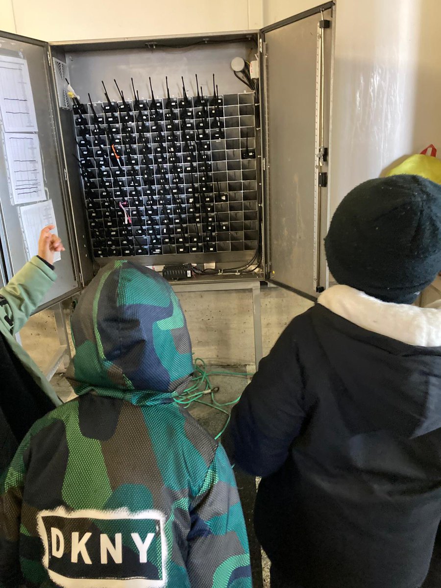 Les  CE1-CE2 de l’école Bisson de Lorient ont découvert un panneau de chalut à mailles carrées et les télécommandes des acheteurs à la criée lors de leur sortie sur le port de pêche 

Dernière sortie dans le cadre du programme Ecoles et Environnement porté par la <a href="/VilledeLorient/">Ville de Lorient</a>