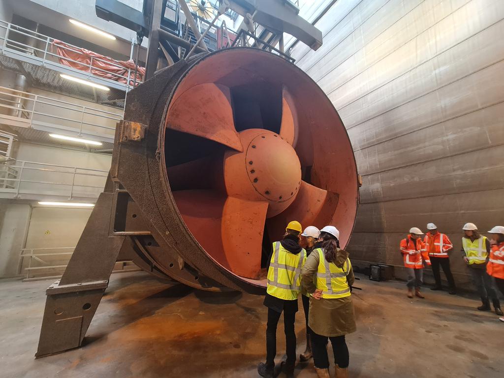 De collega's van <a href="/waterschapagv/">Waterschap AGV</a> controleren pomp 3 van het gemaal bij Zeesluis IJmuiden op visvriendelijkheid.