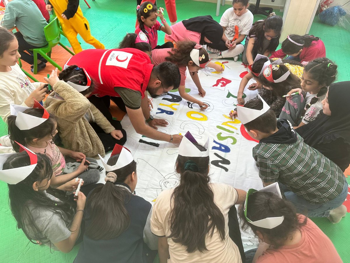 #İstanbul Avrupa Yakası Toplum Merkezimiz, İstanbul Çocuk Koruma Merkezimiz, <a href="/Kizilaybagcilar/">Türk Kızılay Bağcılar Şubesi</a> ve Bağcılar @genckizlilay'ın katılımıyla #23NisanUlusalEgemenlikveÇocukBayramı kutlamaları kapsamında Çocuk Koruma Merkezimizde Taç Etkinliği ve Kumaş Boyama Etkinliği gerçekleştirdi.