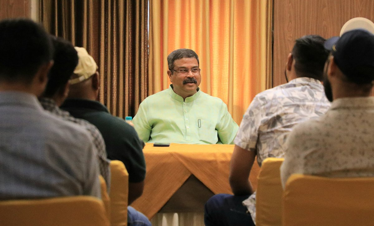 dpradhanbjp's tweet photo. ସମ୍ବଲପୁରର କିଛି ଯୁବଶକ୍ତି ମାନଙ୍କୁ ଭେଟି ସେମାନଙ୍କର ଥିବା ଆଶା, ଆକାଂକ୍ଷା ଓ ଅପେକ୍ଷା ବିଷୟରେ ପଚାରିବୁଝିଲି । ବିକଶିତ ଓଡ଼ିଶା ସହ ସମ୍ବଲପୁରକୁ ଦେଶର ଅଗ୍ରଣୀ ଅଞ୍ଚଳ କରିବା ପାଇଁ ସେମାନଙ୍କ ମଧ୍ୟରେ ଥିବା ଉତ୍କଣ୍ଠା ବେଶ୍ ପ୍ରଶଂସନୀୟ । ଦେଶର ଯୁବବର୍ଗ ପ୍ରଧାନମନ୍ତ୍ରୀ @narendramodi ଙ୍କ ବିକଶିତ ଭାରତର ସଂକଳ୍ପକୁ ସାକାର କରିବାକୁ ମନସ୍ଥ କରିଛନ୍ତି ।
#ModiGuarantee
#Odisha
#Sambalpur