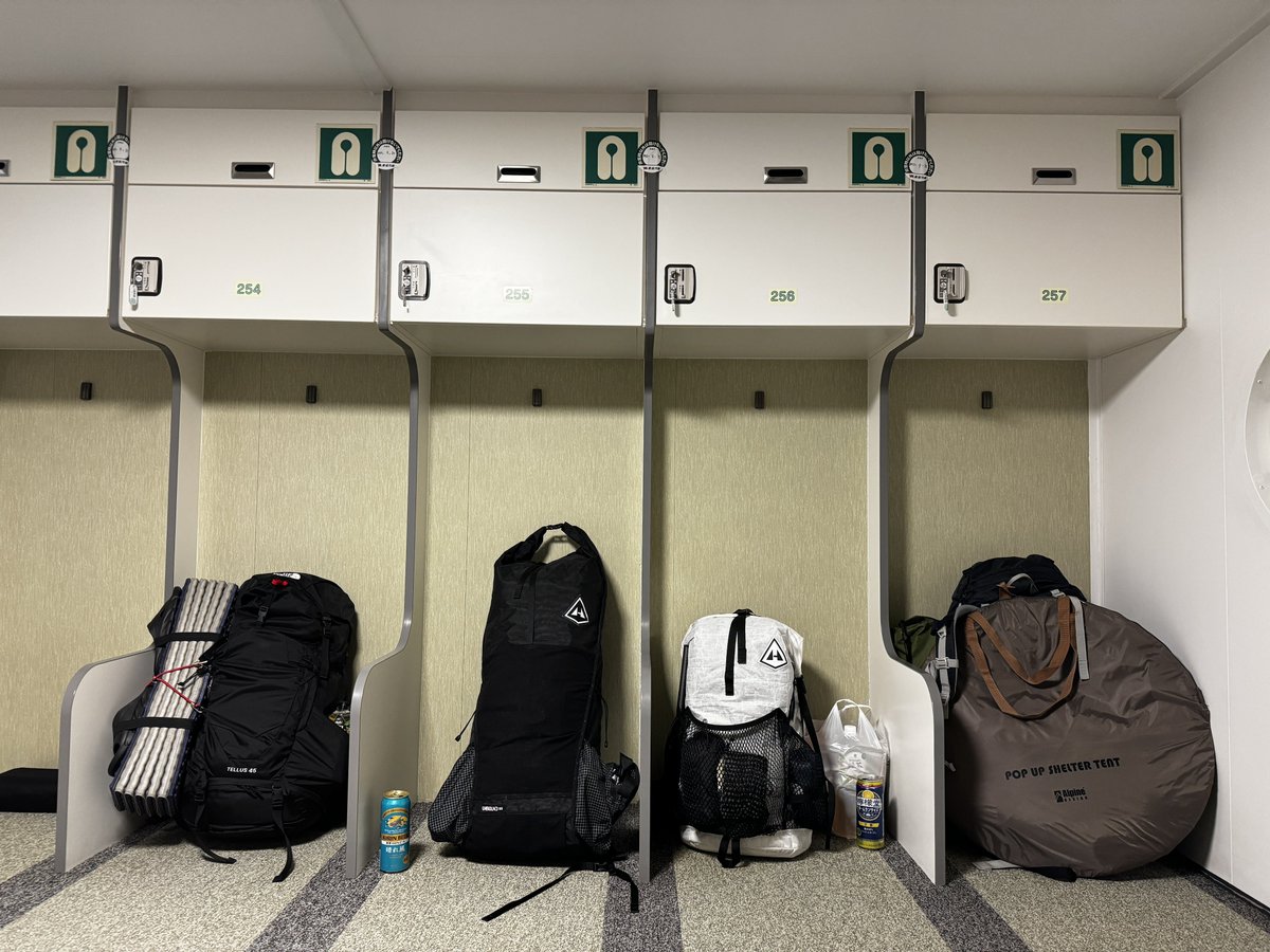 kazuyank's tweet photo. 半年ぶりの八丈島キャンプへ。今回は往復船です。右の40LのHMGザックが私、クローズドセルのマットまで内装してきた嫁は55Lがパンパン!(笑)
#hachijojimaisland #hyperlightmountaingear #windrider #unbound https://t.co/h3qtHC7ftM
